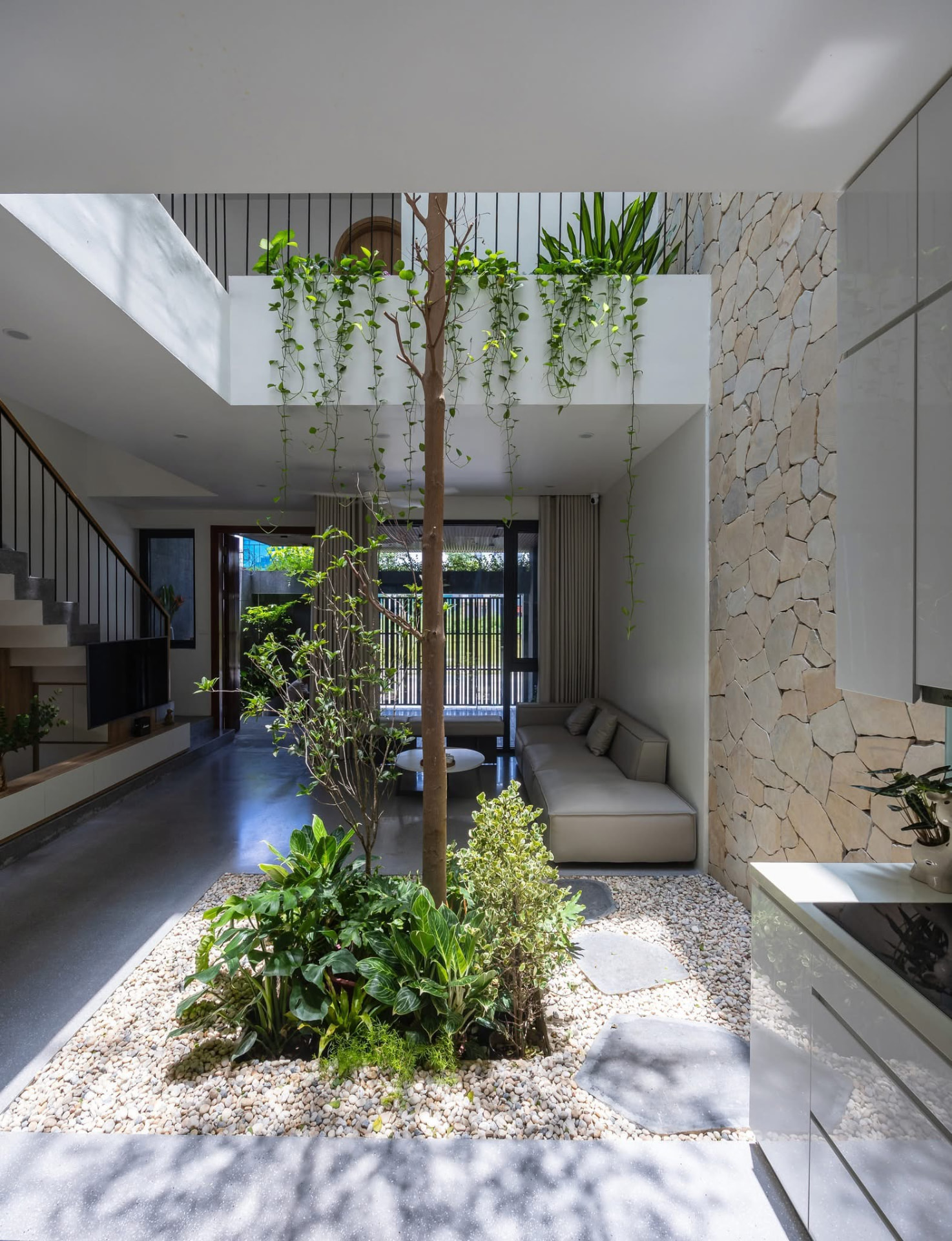 Courtyard garden between the kitchen and the sitting ledge