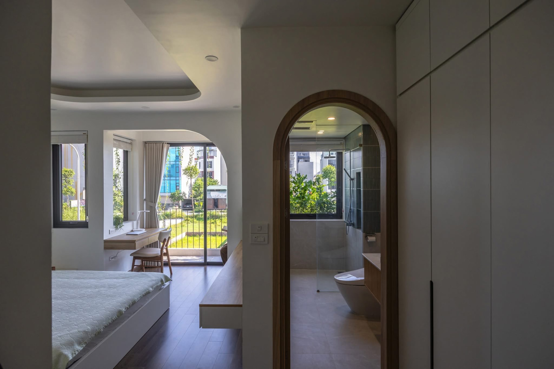 Bedroom with arched doorway through to the bath