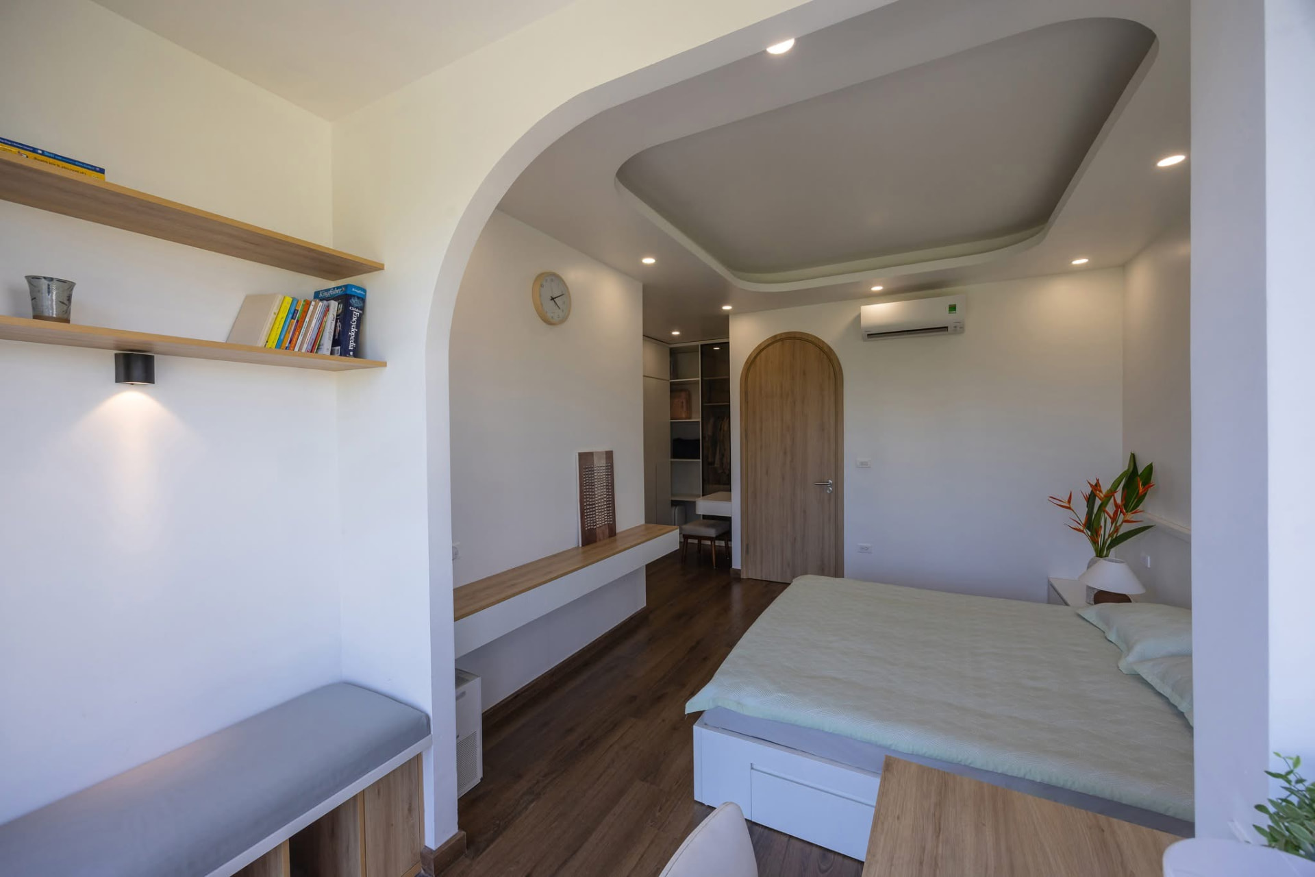 Bedroom with oak shelving, curved ceiling cove and study ledge